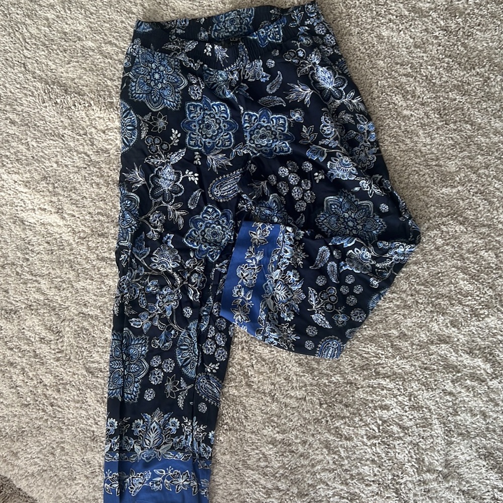 Navy blue floral pants from Loft - Picture 4 of 4